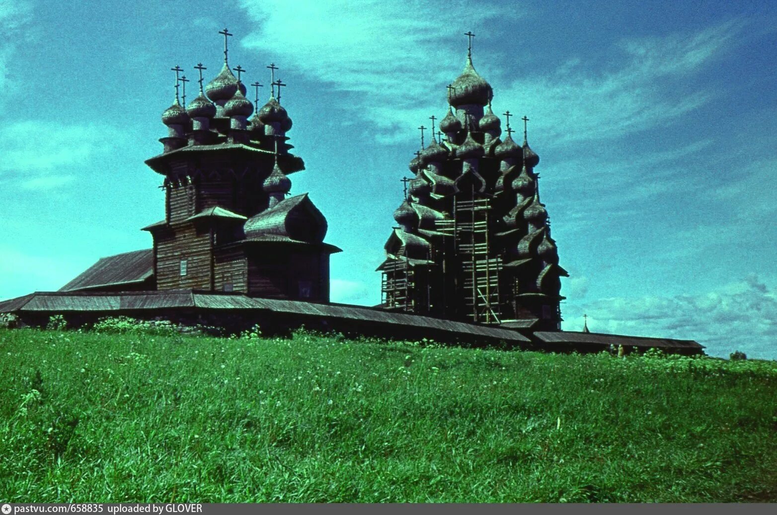 Памятники культуры россии кижи. Погост Кижи. Ансамбль Кижского погоста. Кижский архитектурный ансамбль. Ансамбль Кижского погоста Архитектор.