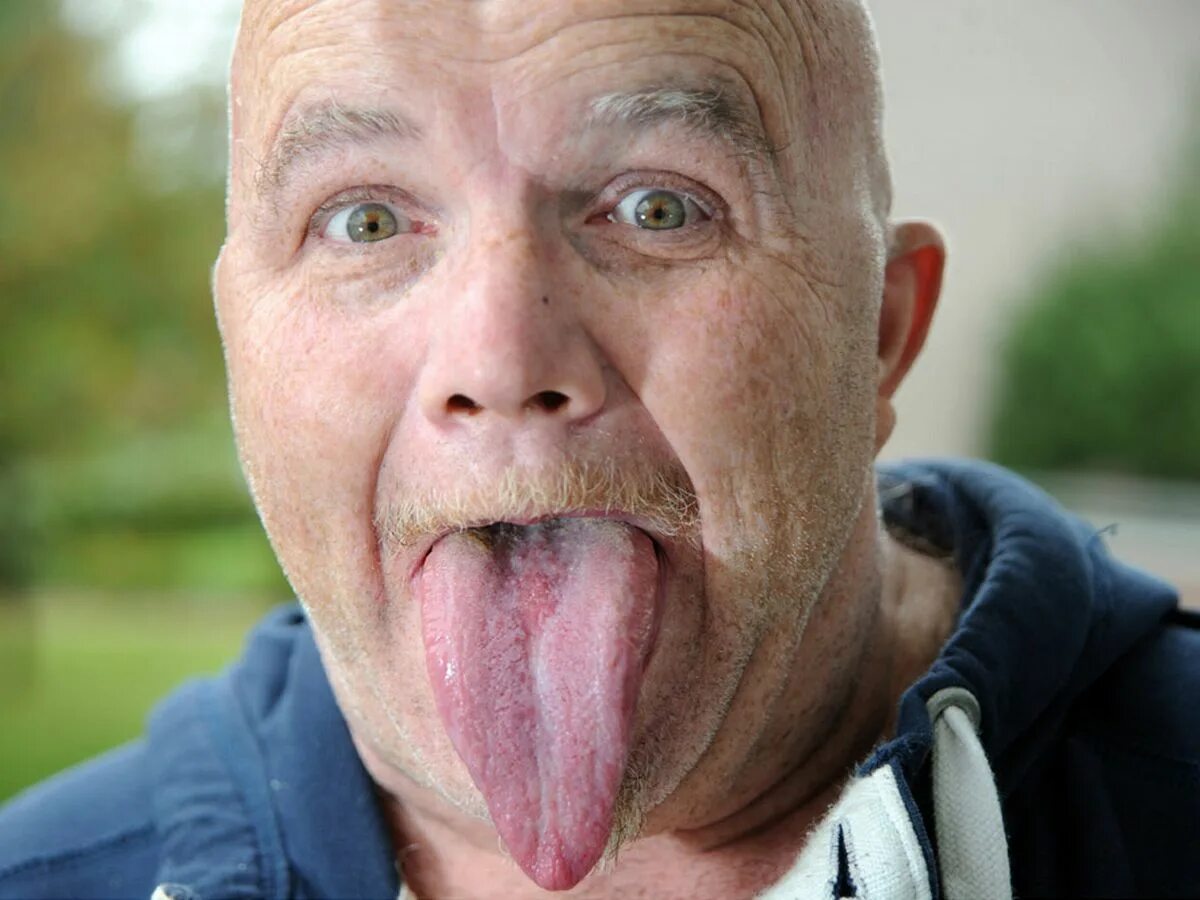 Мужик с большим языком. Мужик с большим языком. Мужик с большим языком. Парень с высунутым языком. Мужик с большим языком.