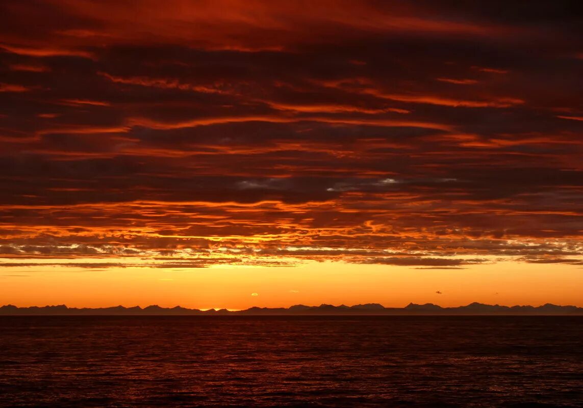 огонь на закате. полыхало закатами небо. закат солнца. огненное небо. в 140 солнц закат пылал.