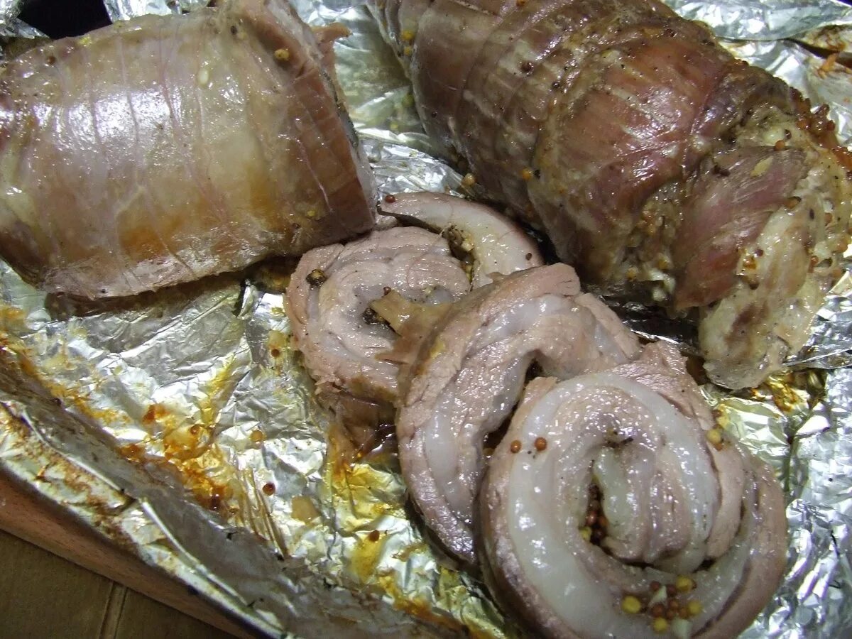 Как сделать рулет в духовке. Мясной рулет в духовке. рулет из свинины в духовке в фольге. рулетики из свиной брюшины. рулет из свиной шкурки в духовке в фольге.