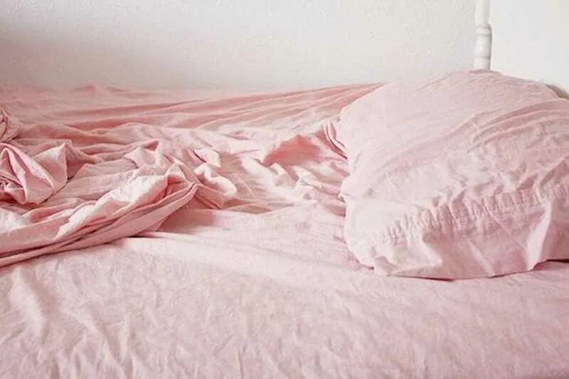 Розовый свет спать. Красивые простыни. Эстетика розового цвета. Эстетика постель розовое. Мятая кровать.