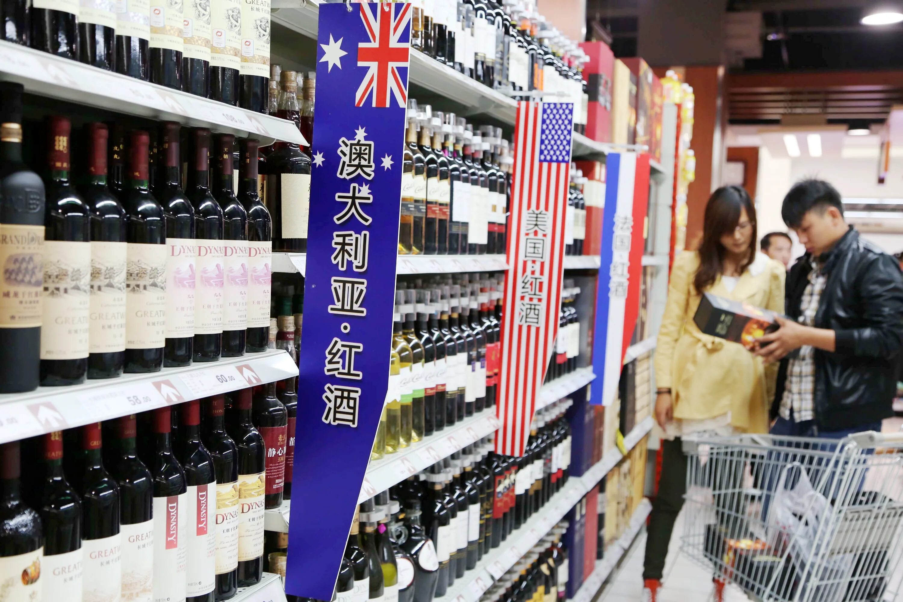 Китайские вина купить. Вино в Китае. Австралийское вино в Китае. Китаец и вино. Винодел Китай.