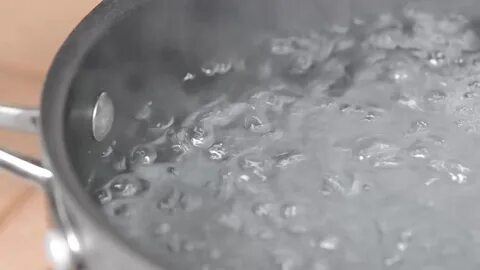 В кастрюле бурно кипит вода