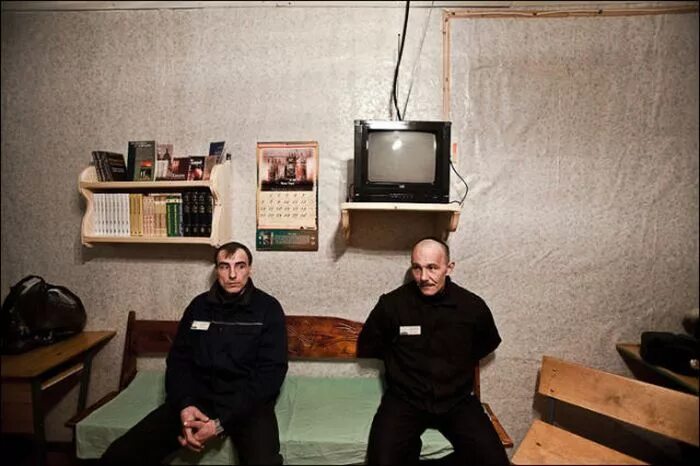 Зона фото. Архангельск колония строгого режима. Зона в Архангельске строгого режима. Колония строгого режима камера. Камера в тюрьме строгого режима.