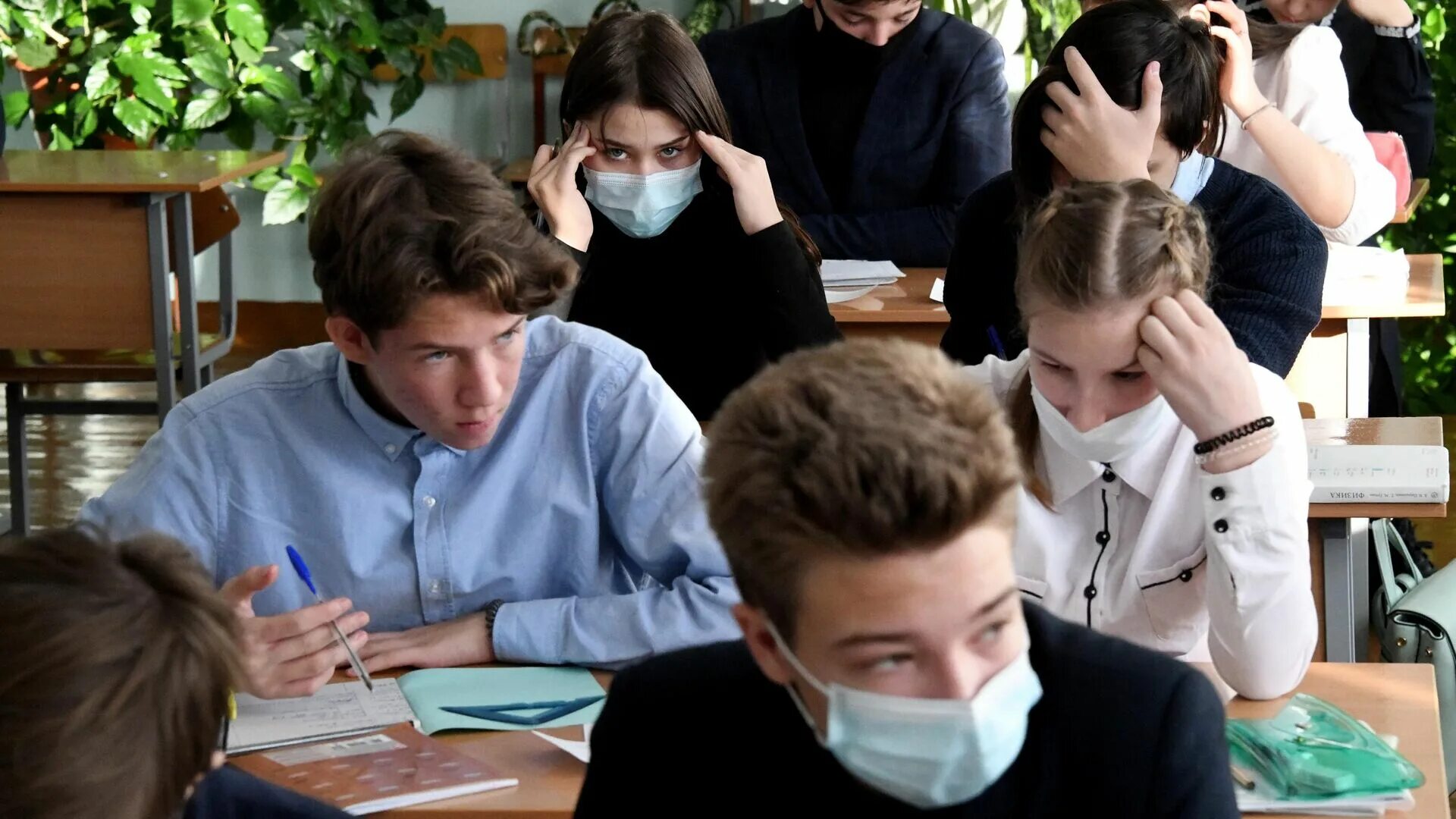 Сегодня были уроки в школе. Ученики в школе. Старшеклассники в школе. Класс с учениками. Ученик 9 класса.