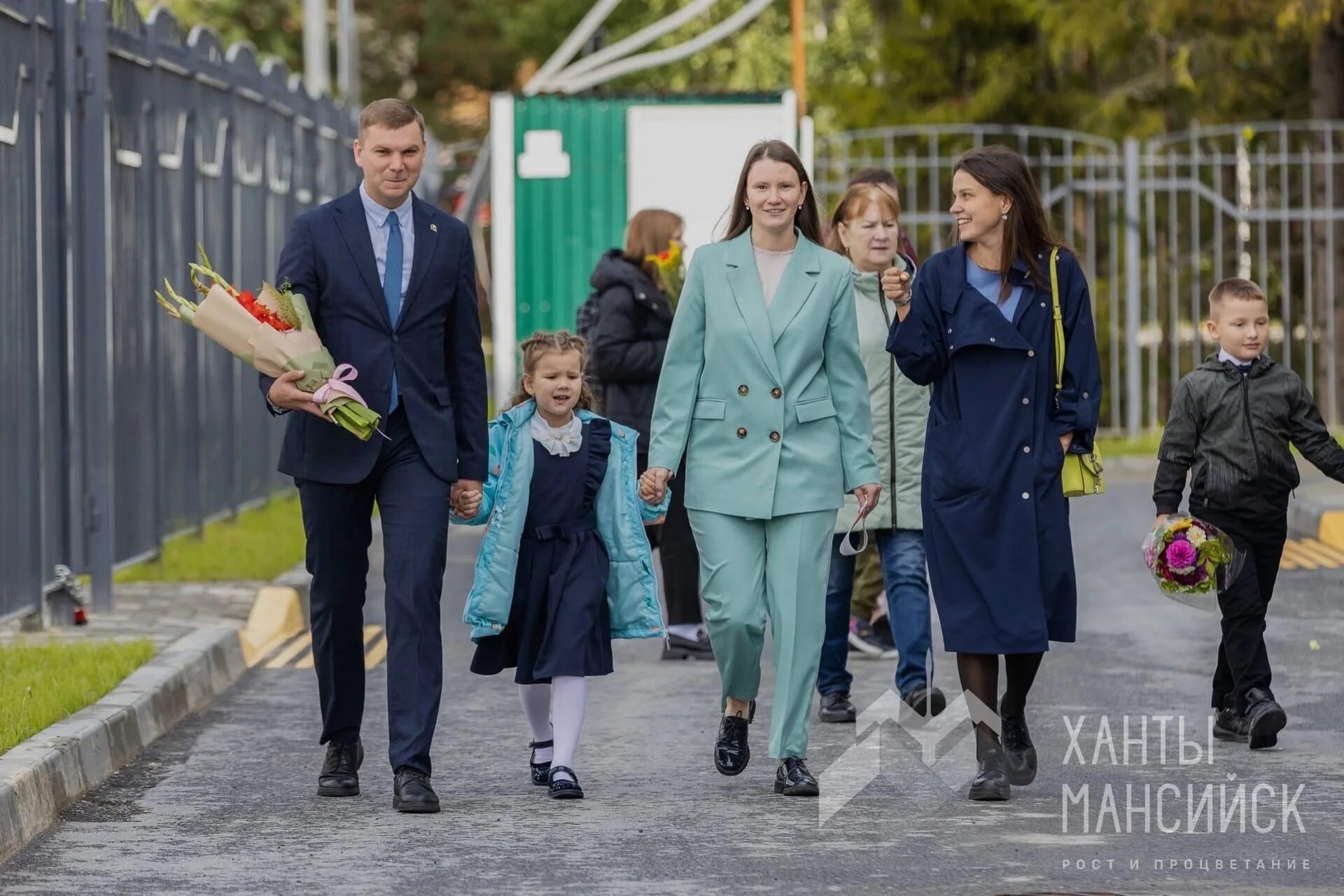 Ханты мансийск физико математический лицей. 5 школа ханты мансийск электронный дневник. Электронный дневник и журнал. Школьная форма ханты-мансийск. Электронный журнал хмао-югры.
