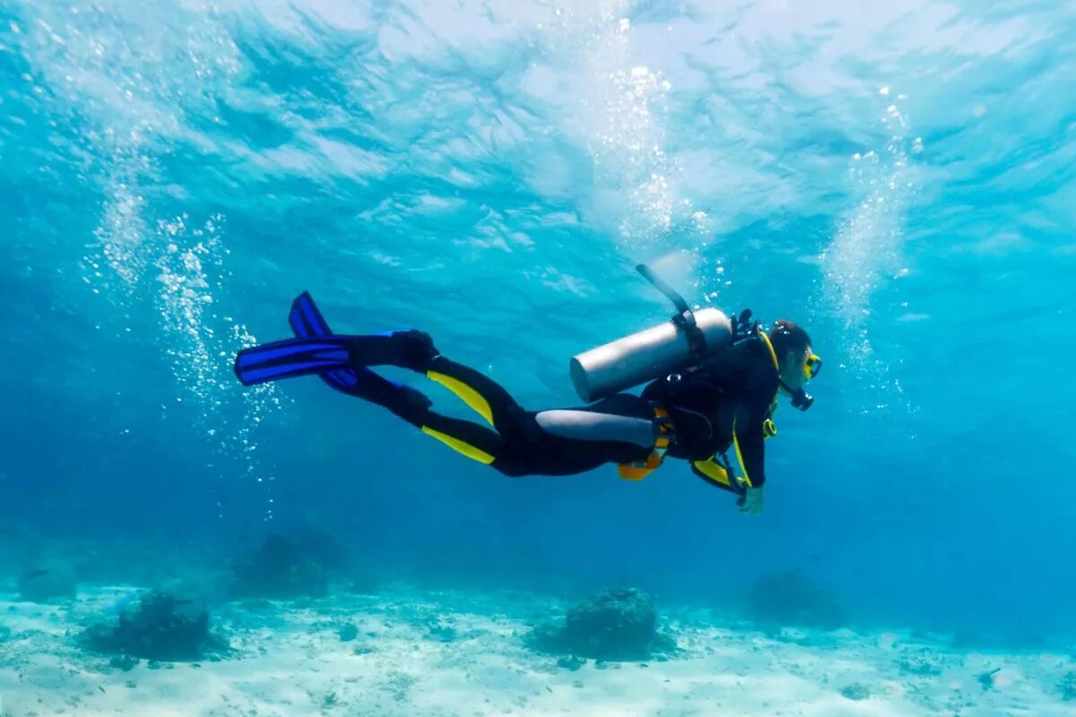 Водный дайвинг. Скуба акваланг. дайвинг scuba. скуба-дайвинг, scuba-diving погружение. аквалангистов дайверов.