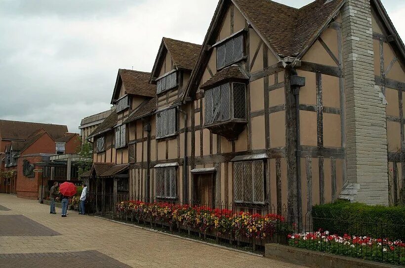 Stratford upon avon shakespeare. Уильям Шекспир Стратфорд. Стратфорд дом Шекспира. Дом-музей Шекспира Стратфорд-апон-эйвон. Дом-музей Шекспира Англия.