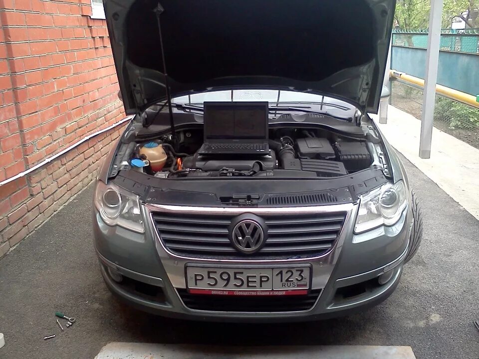 Passat b6 открытый капот. Капот Фольксваген Пассат б6. Мойка радиаторов Passat b6. Пассат б6 мойка радиаторов 2.0 дизель. Капот пассат б5 купить