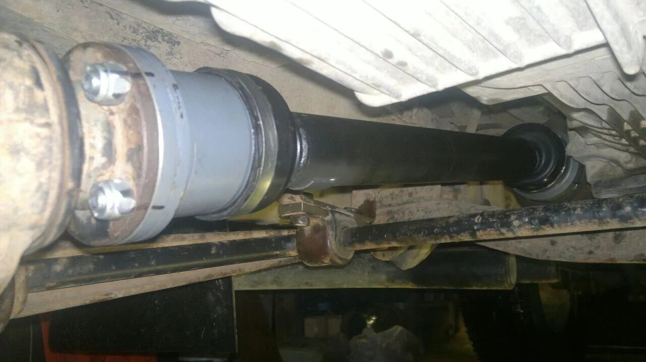 Пыльник шруса кардана джип чероки kl артикул. Карданный вал jeep grand cherokee передний фланец раздатки. Подшипник карданного вала rx4. Гул кардана. Вибрация сзади на скорости газ 3110.