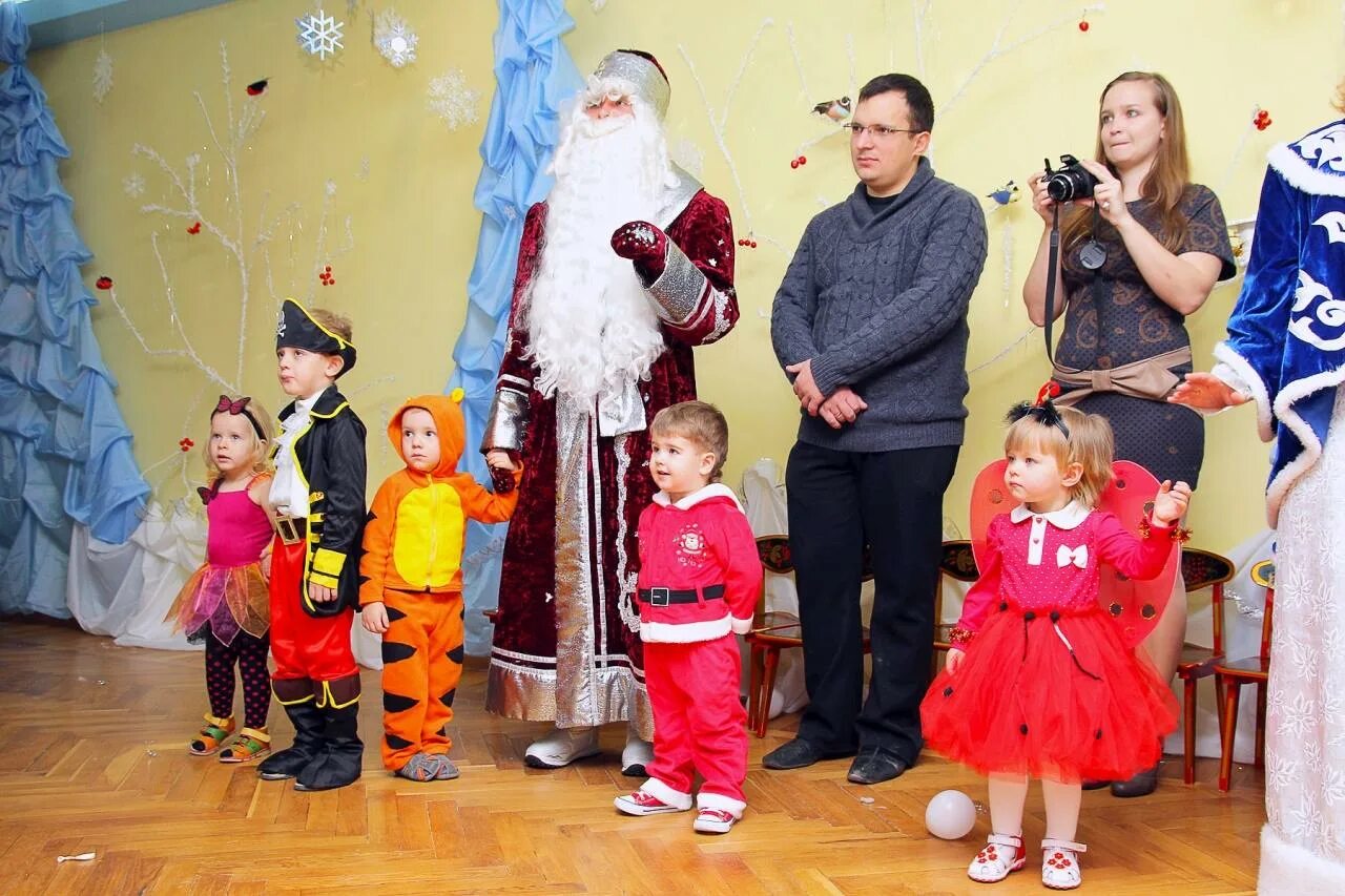 фотограф на детском утреннике. утренники в детсаду на украине. видеосъемка утренников. маленький ребенок и утренник. в саду.