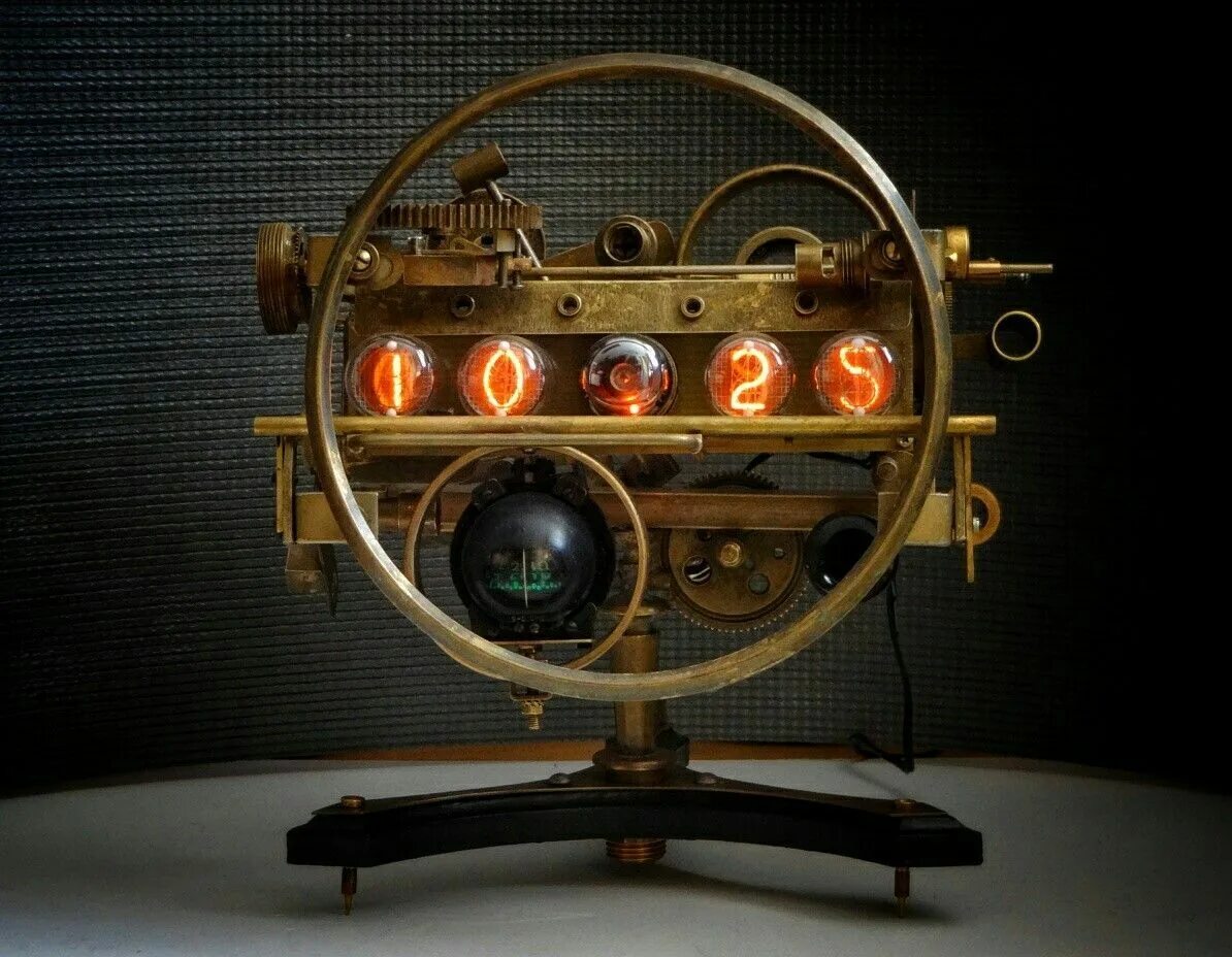 Машины времени названия. Nixie Steampunk Clock Спутник. Nixie стимпанк. Nixie Clock стимпанк. Стол стимпанк.