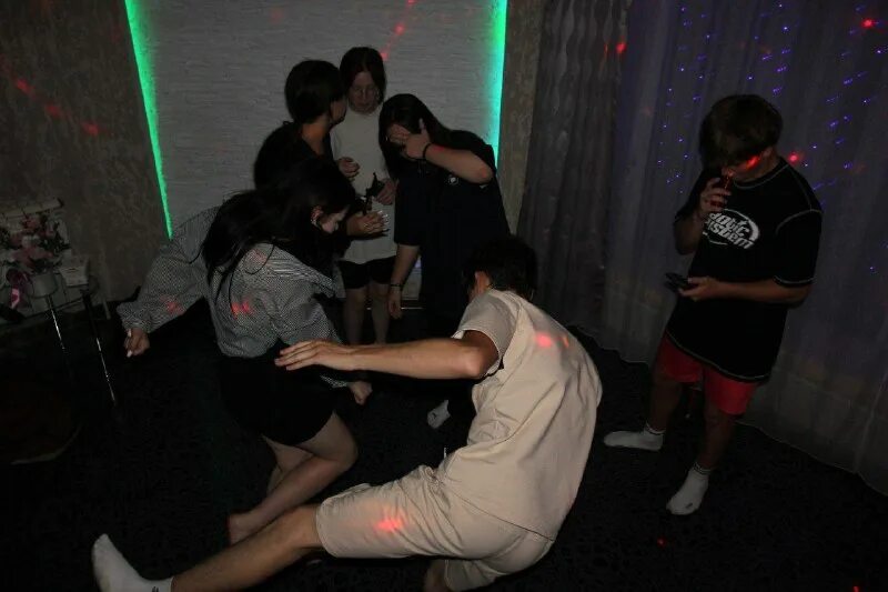 Планета q барнаул. Тусовка с алкоголем. Туса др. Эмпайр туса москва. Империя туса.