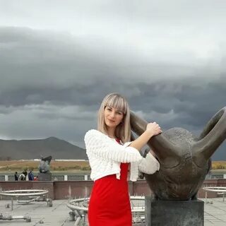 Кызыл девушки