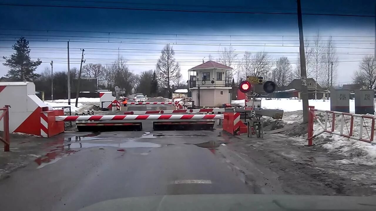 Томск переехать. Железнодорожный переезд Любань. Сапсан Любань переезд. Степановский переезд Томск. Ж Д переезд Любань.