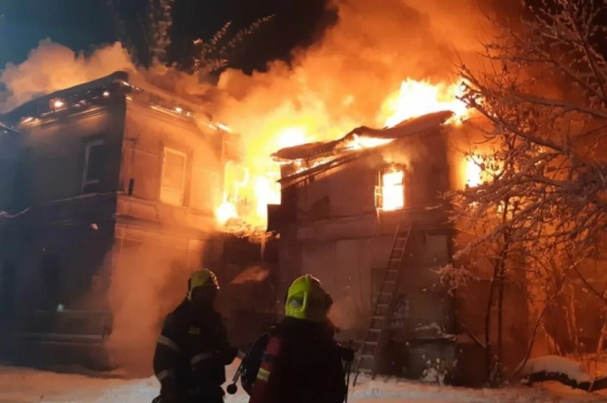 Сгорел дом в нижнем. Нижегородский пожар на покровской. пожар в нижнем новгороде 7 мкрн. пожар на большой покровской 46б. дом горит.