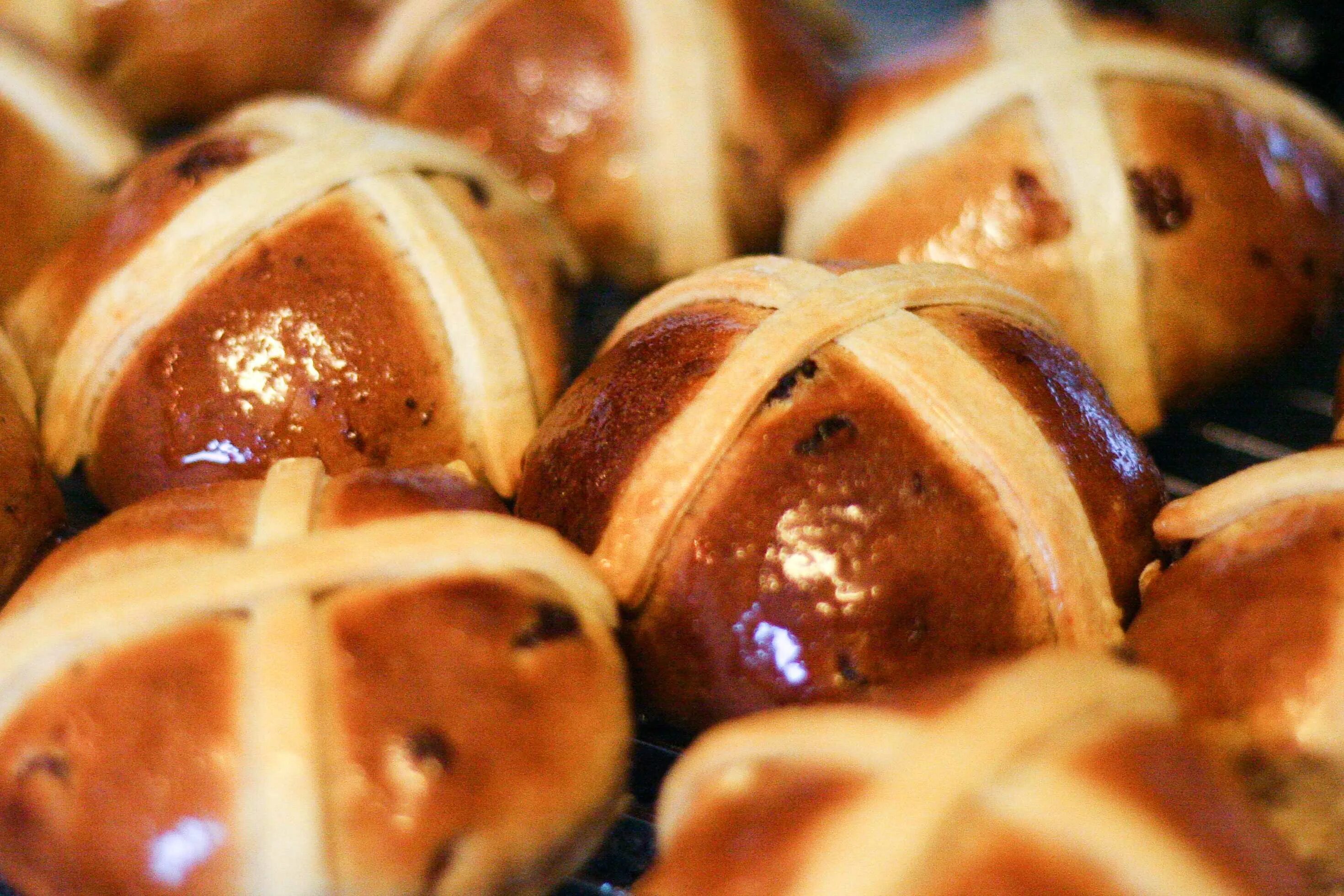 Блюда с булочками. Крестовые булочки hot Cross buns. Hot Cross buns в Великобритании. Крестовые булочки в Англии. Крестовые булочки к Пасхе.