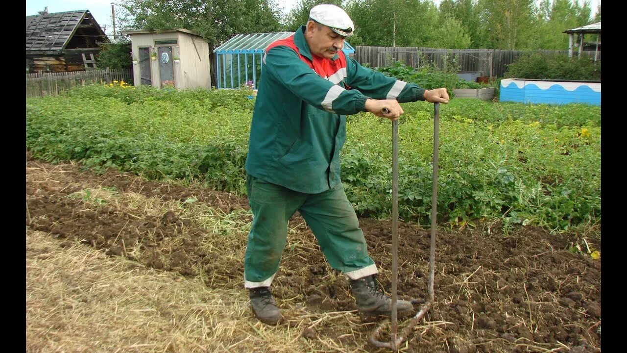 Вскопать сотку. Приспособление для вспашки земли на даче. Ручное приспособление для копки огорода. Вспашка огорода. Копка огорода вручную.