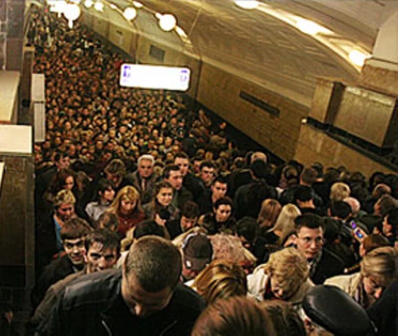 Час пик в спб. Метро спб час пик. василеостровская метро час пик. библиотека имени ленина метро час пик. толпа в метро спб.