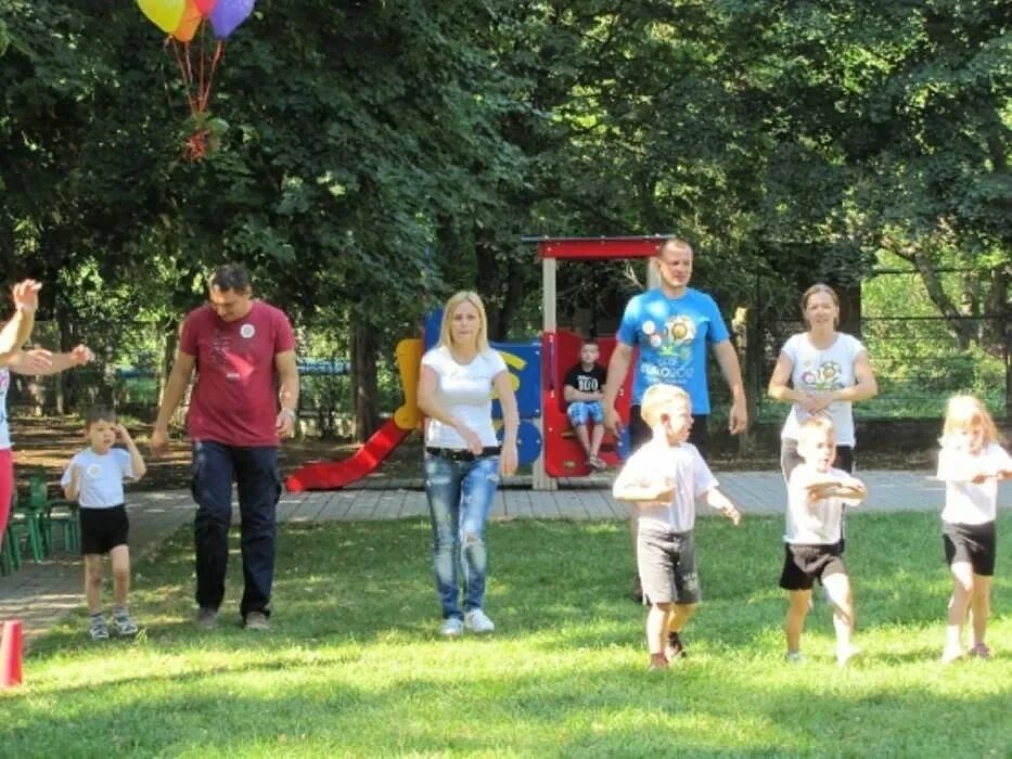 Спортивные мероприятия в саду. Спортивный праздник в детском саду. Спортивный праздник в детском саду на улице. Праздник на улице в ДОУ С родителями. Сценарии спортивных праздников с родителями