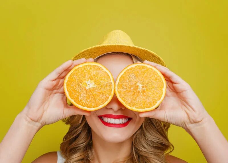 She has an orange. She has an orange. A orange или an orange. She has an orange. Апельсиндер.