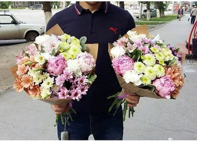 букет в двух руках. рука держит цветок. пионы в руках. букет для мужчины. свадьба букет кольца.