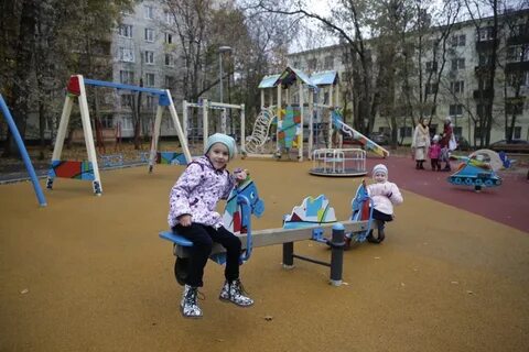 Во дворе сразу