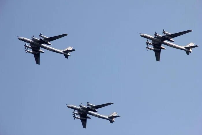 Энгельсские самолеты. Военный самолет Саратов. Самолеты в Энгельсе военные. Энгельс самолеты военные самолёты.