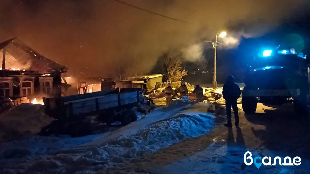 Горящий дом. Горел дом нижняя Салда. Пожар в нижней Салде сейчас. Пожар в нижней Салде вчера. Нижняя салда ру