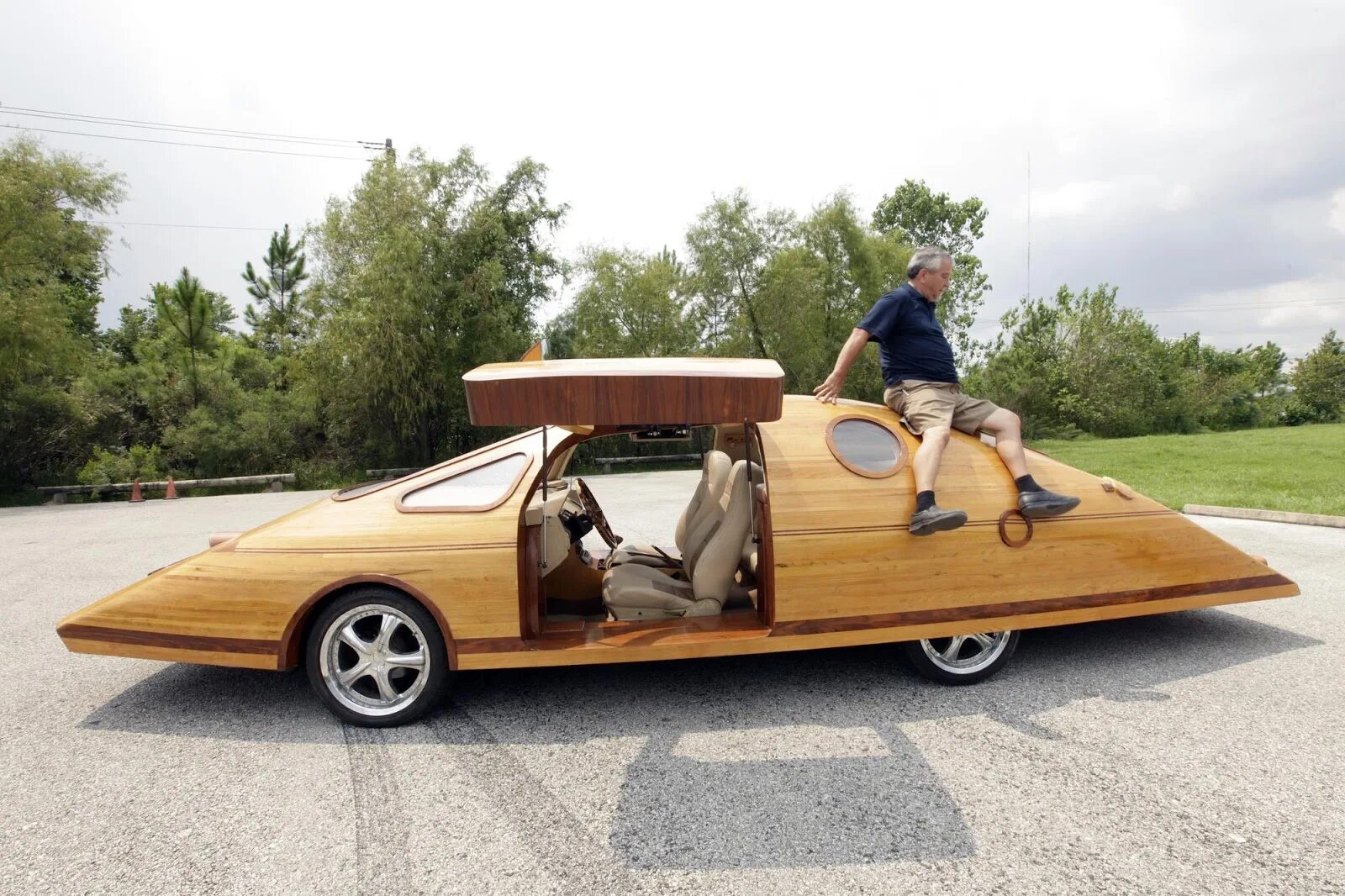 Made car. Автомобиль из дерева. Деревянная машина настоящая. Самодельная деревянная машина. Автомобиль из дерева настоящий.