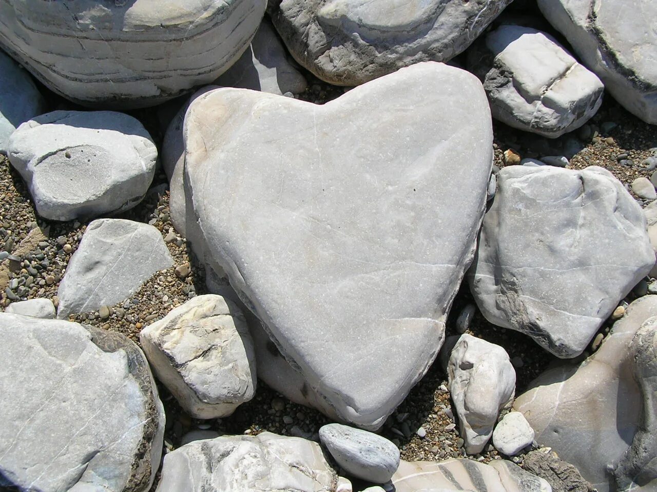 Камень jpg. Камень Шейп. Камень jpg 600x400. Heart Shaped Stone.