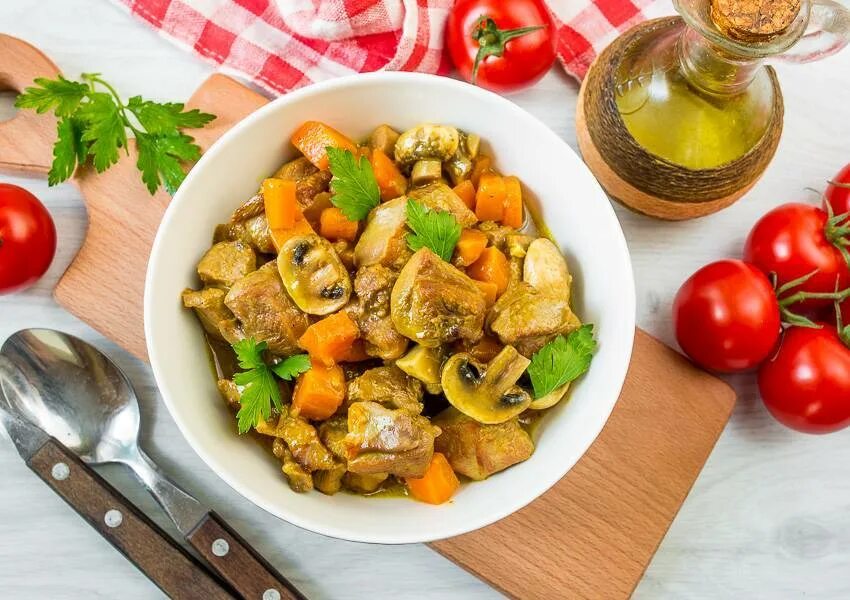 Что приготовить из индейки и картошки. Жаркое из индейки с картошкой. жаркое из индейки с грибами. индейка карри. жаркое из индейки с овощами.