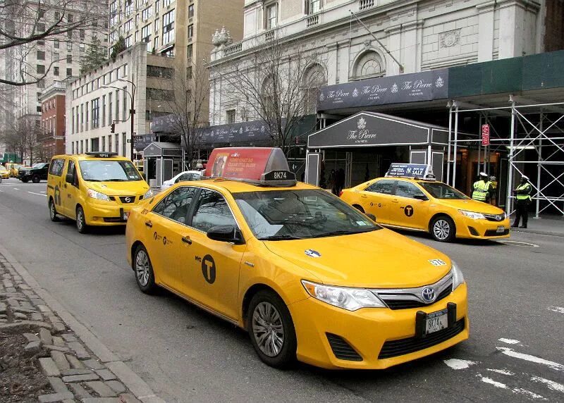 Такси 5 часов. Еллоу КЭБ такси. Желтое такси. Современное такси. Новое желтое такси.
