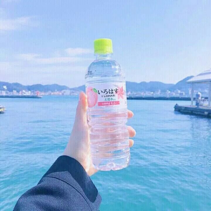 Бутылка воды в руке. Вода Эстетика в бутылке. Бутылка для воды эстетичная. Корейская бутылка для воды. Бутылка питьевой воды Эстетика.