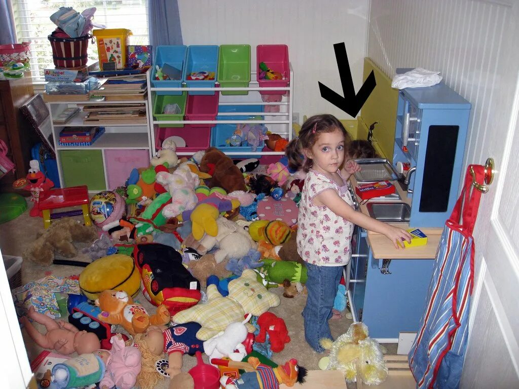 Детские вещи в дом ребенка. Разбросанные детские игрушки. Беспорядок в детской комнате. Дети убирают игрушки в детском саду. Беспорядок в детском саду.