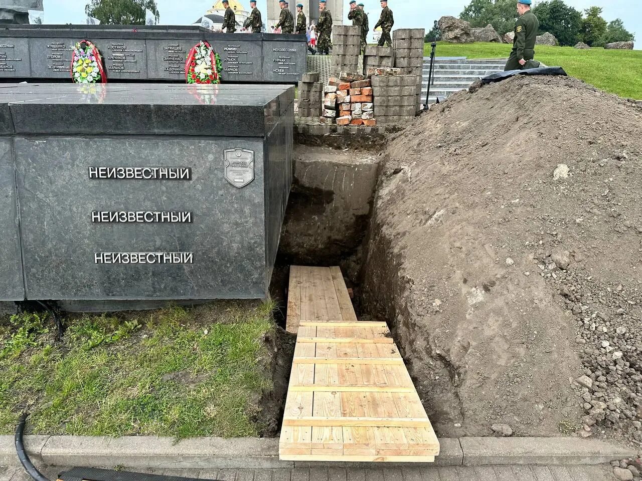 Разбитая крепость над бугом стоит. Брестская крепость монумент. перезахоронение останков. мемориальный комплекс брестская крепость-герой. цитадель мемориал.