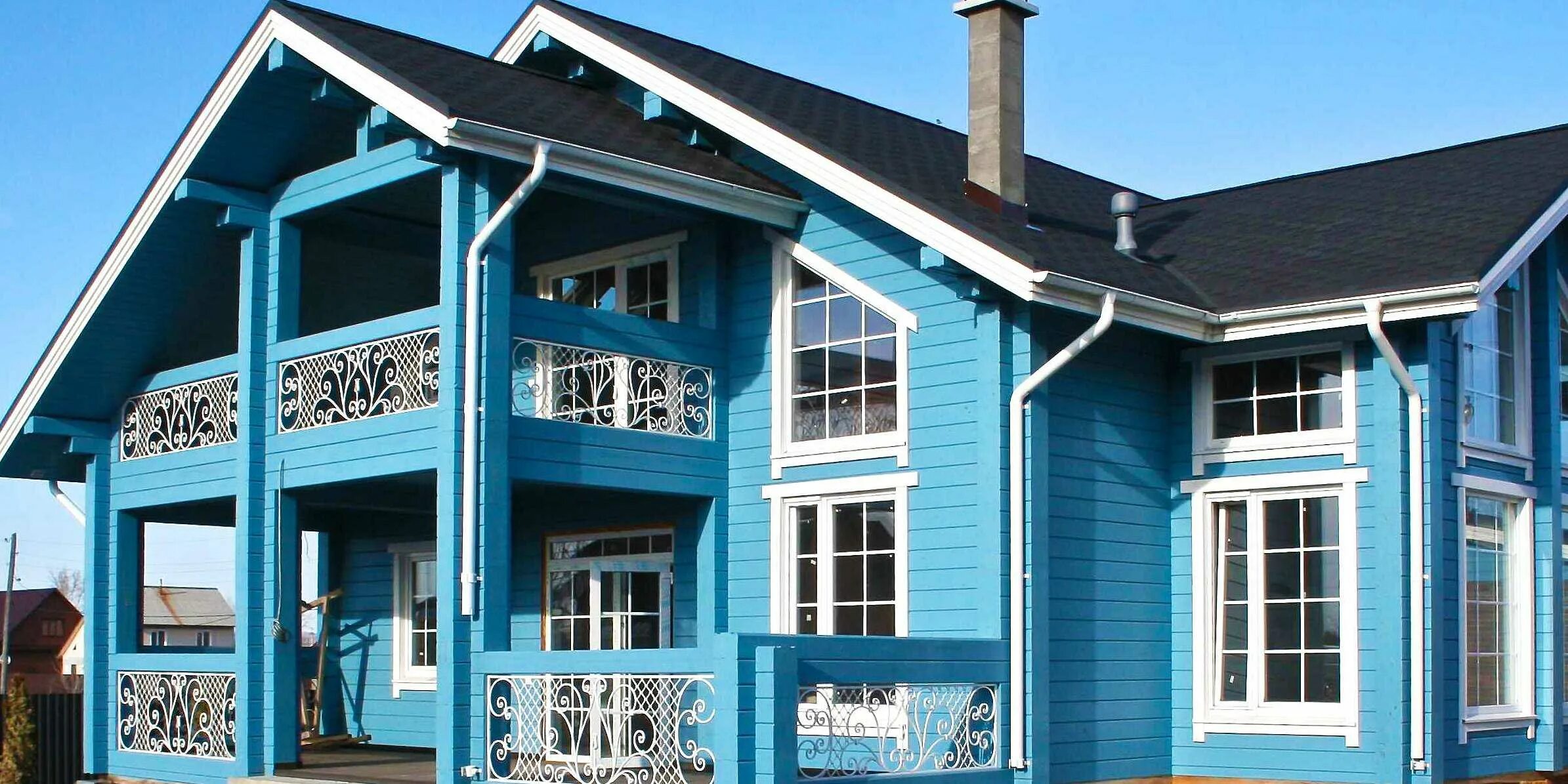 Какой краской красить дом снаружи. Фасады деревянных домов. Дом с голубым фасадом. Синий деревянный дом. Голубой деревянный дом.