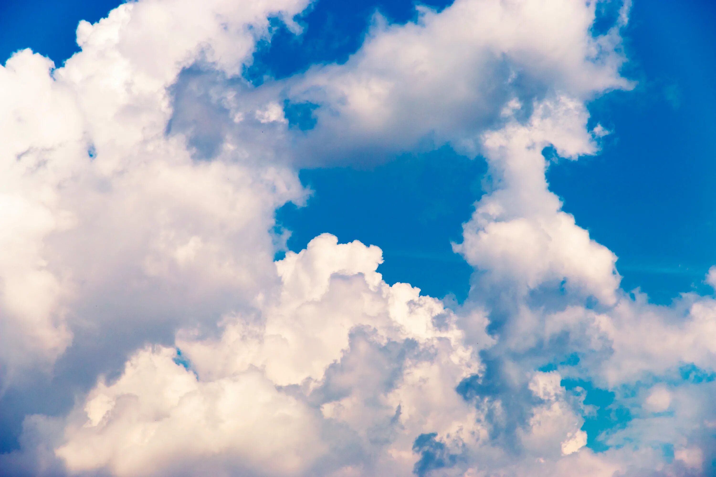 Воздух становится синим. Слои облаков. Фотообои небо с редкими облаками. Blue Storm Sky. Небо облака HIREZ.