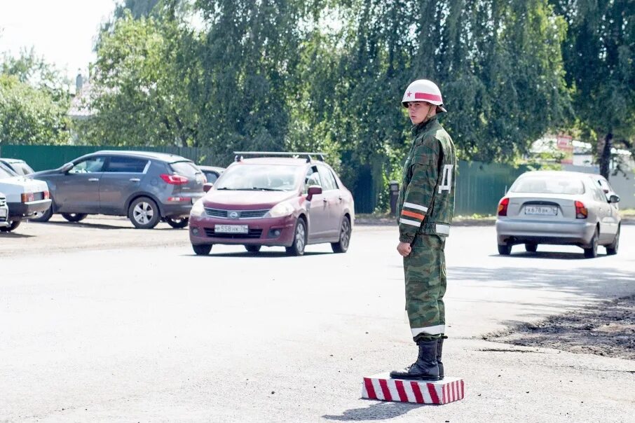 Дорожно комендантских. Каска военного регулировщика. Регулировщик военной автомобильной инспекции. Форма военной автоинспекции. Каска военной автоинспекции.