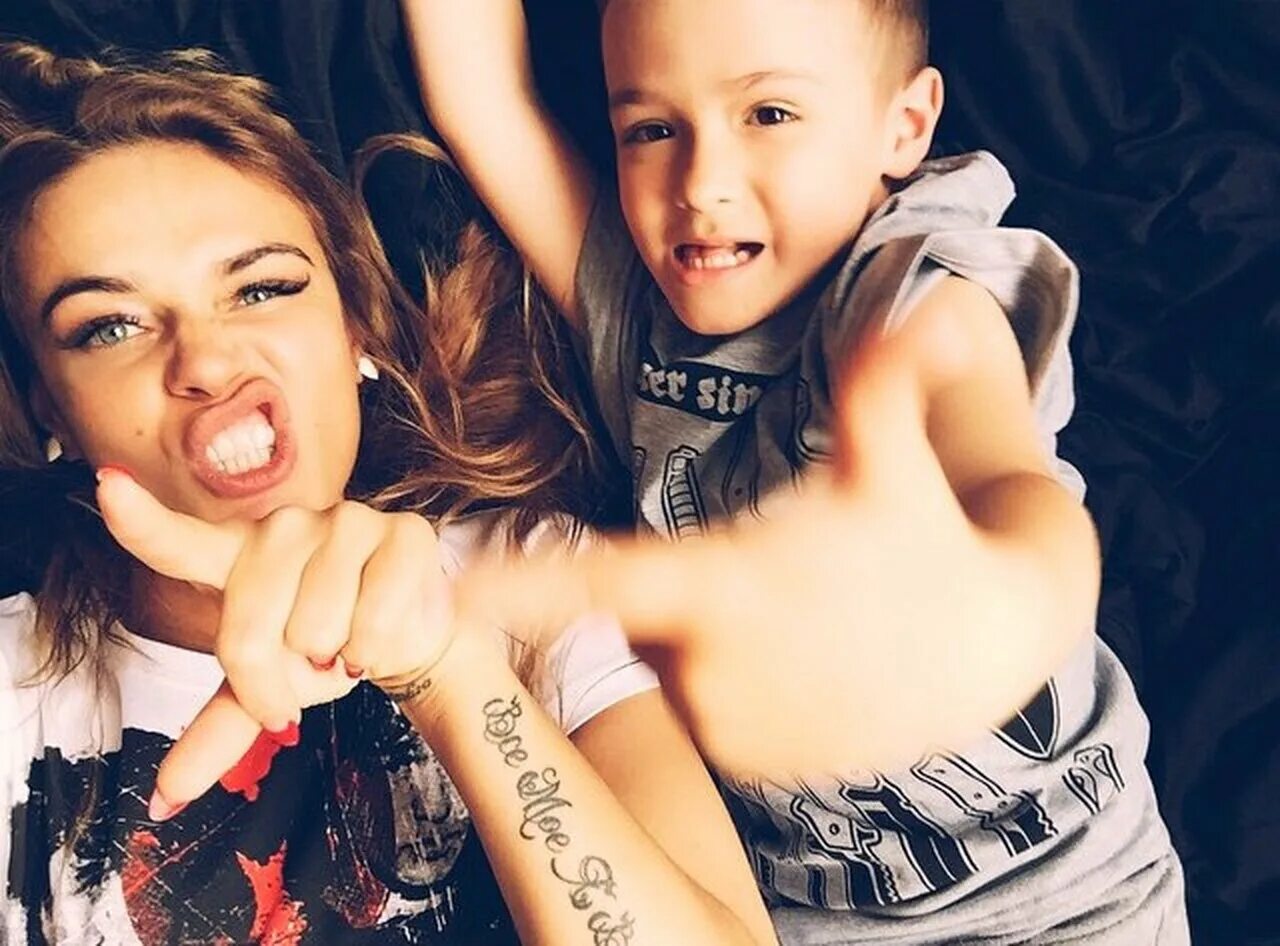 фотосессия мама и дочь. дерзкие мамочки. дерзкие мамы. дерзкая мама. модная дочка.