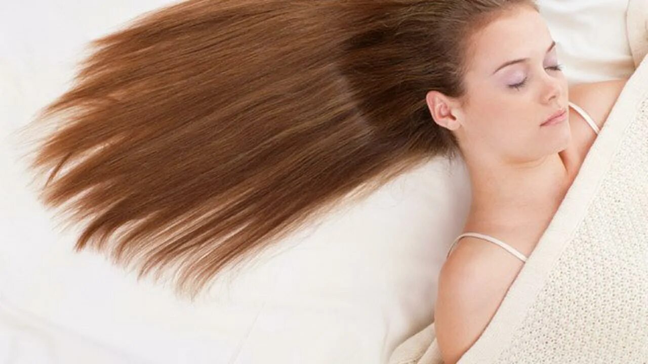 Волосы на подушке. Длинные волосы во сне. Женские волосы утром. Волосы разметались по подушке.
