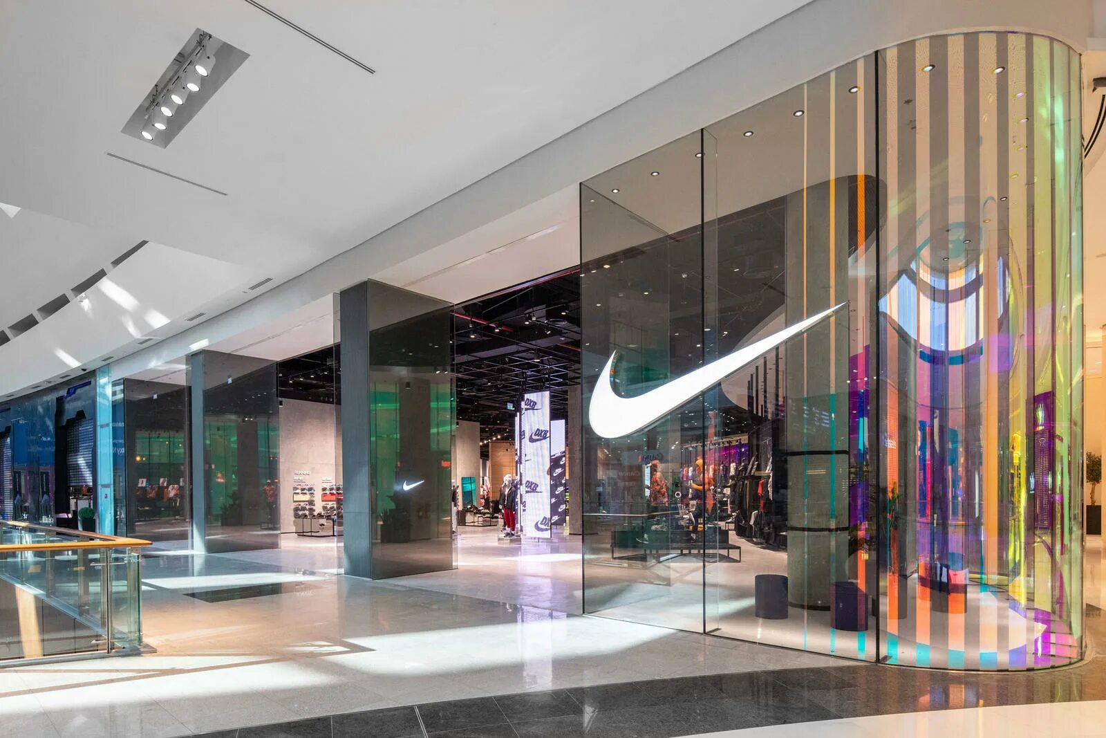 Торговый центр 8 букв. Nike в Дубай Молл. Nike shop Dubai Mall. Магазин Nike в Дубай Молл. Найк магазин в дубаймол.