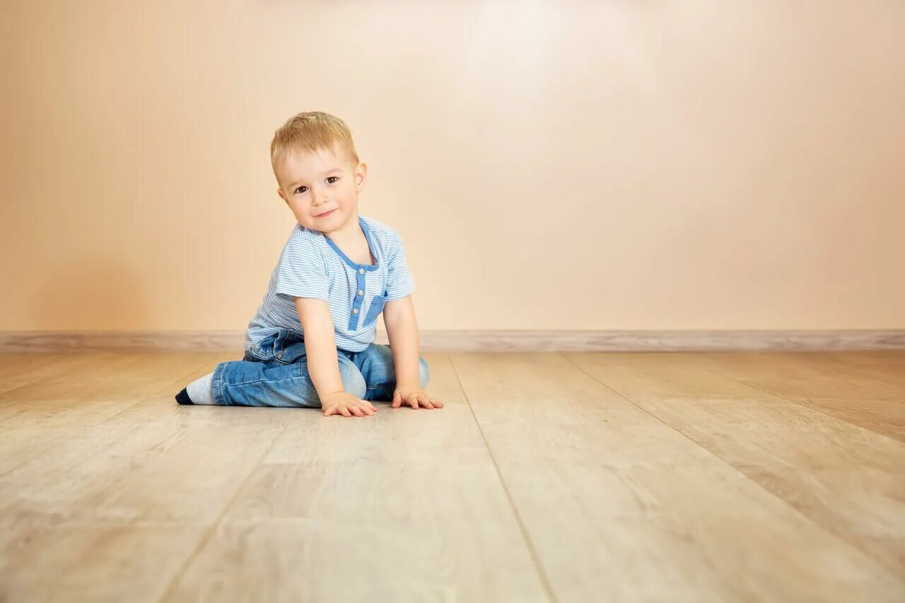 Мальчик играет на полу. Ребенок сидит на полу. Пол мальчика. Малыш сидит. Ребенок играется на полу.