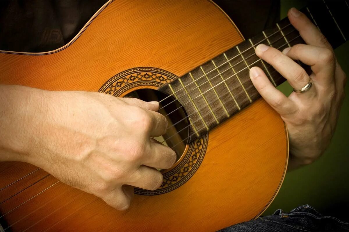 Играет испанская гитара. Гитара в руках. Руки гитариста. Классический гитарист. Руки классического гитариста.
