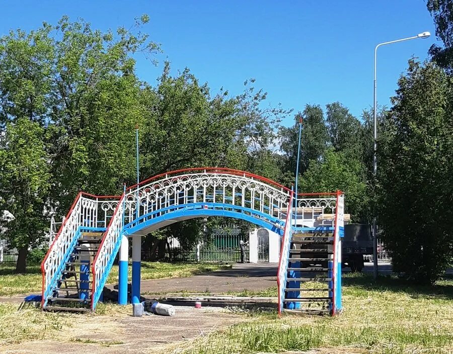 Даманский остров ярославль бешеный поезд. Рыбинский сквер аттракционы. Рыбинск сквер новый. Рыбинск парк аттракционов ярославская область. Ярославская область рыбинск городской сквер парк аттракционов.
