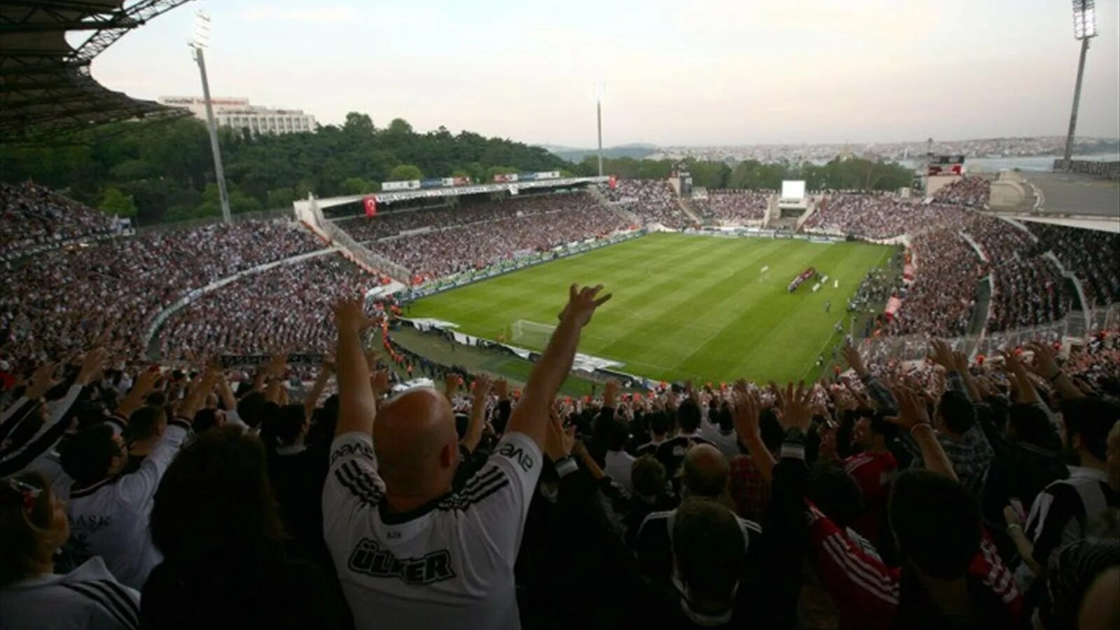 Стадион бешикташ. Besiktas Inonu Stadyumu. Стадион Бешикташ старый. Стадион Бешикташ в Стамбуле.