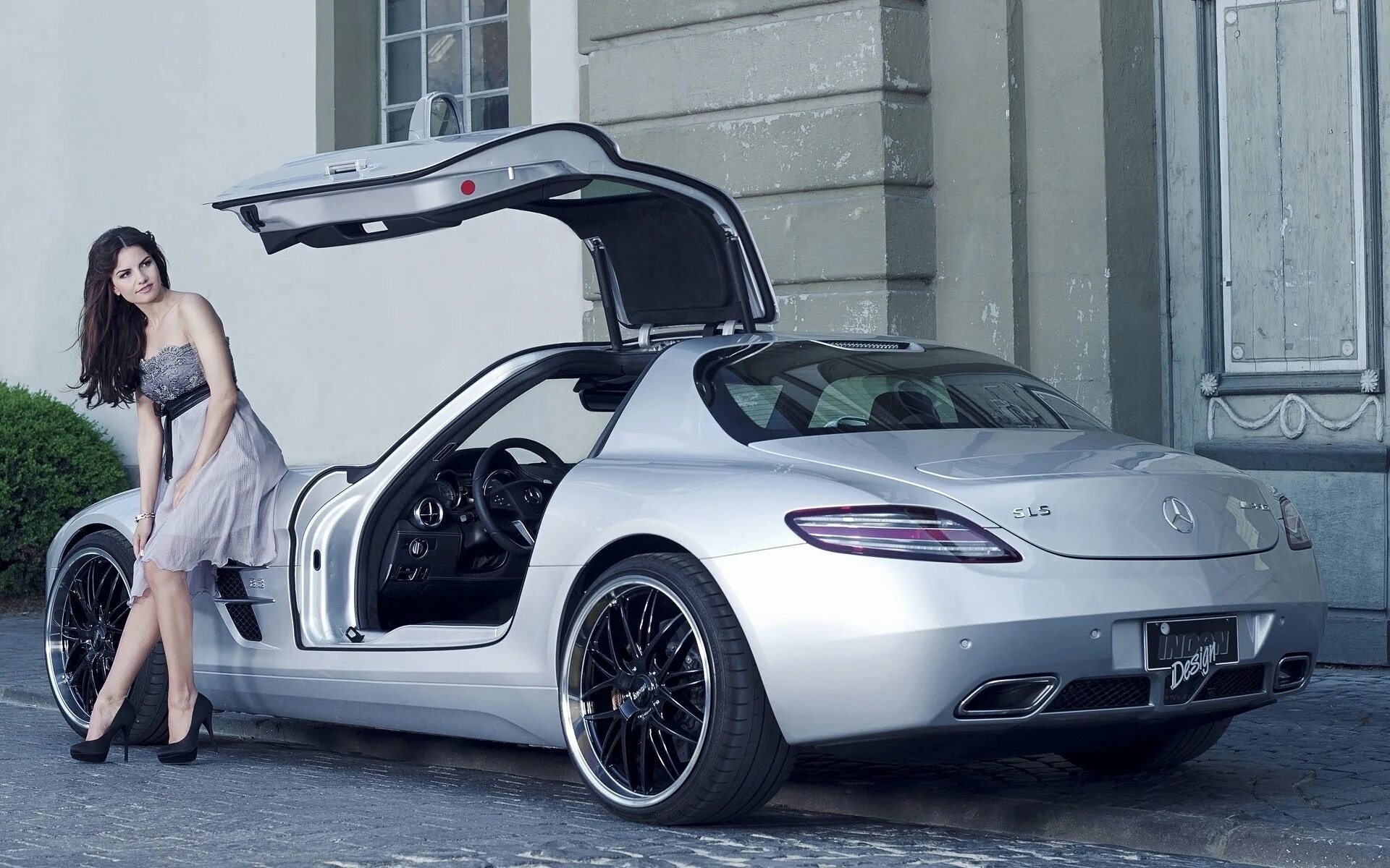 Загадать машину. Mercedes-Benz SLS девушка. Mercedes Benz SLS AMG С девушками. Мерседес АМГ модели. Девушка в машине.