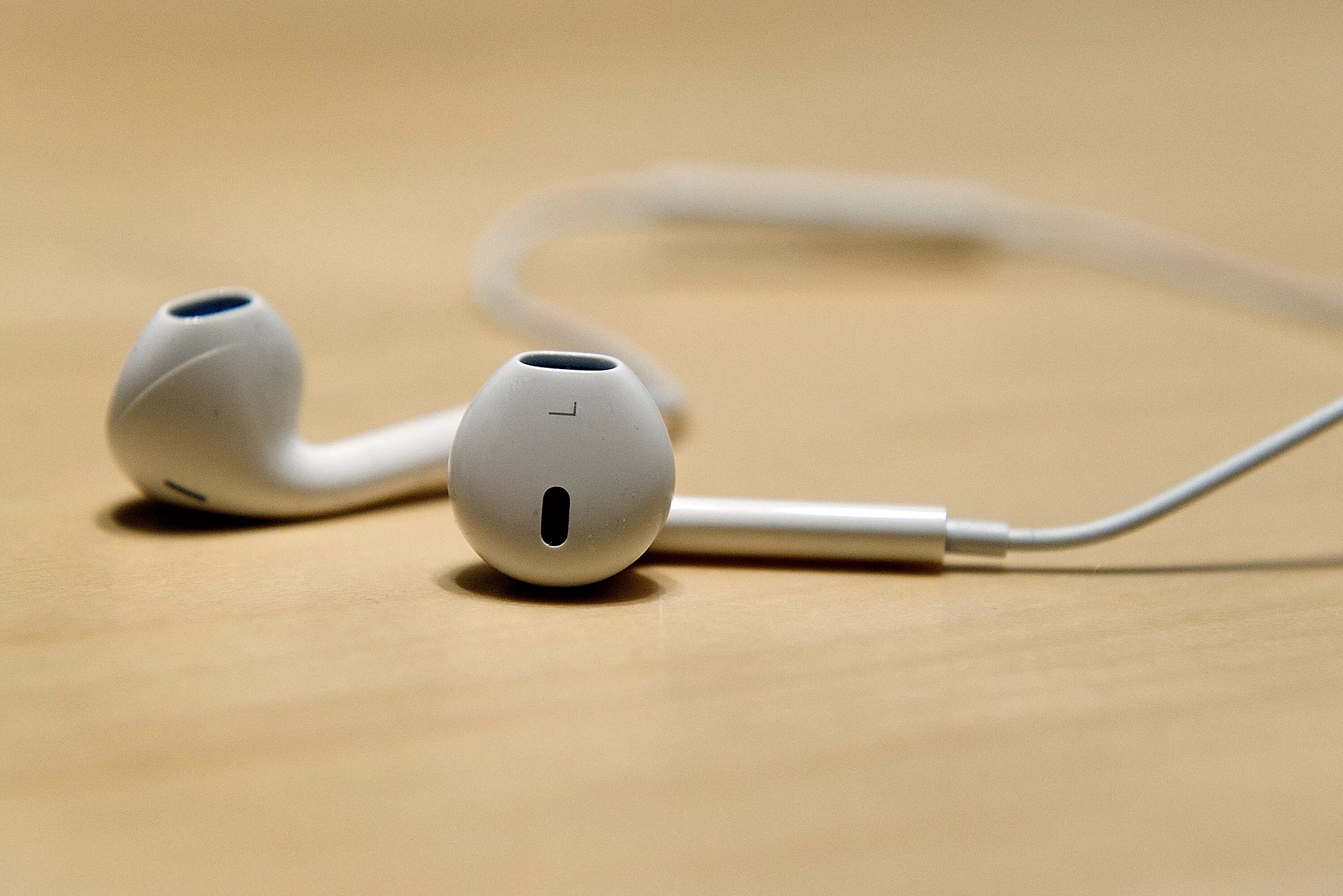 Последние наушники от apple. Наушники Apple Эстетика. Наушники Apple Минимализм. Apple Earphone big. Наушники Apple mxy72ee/a.