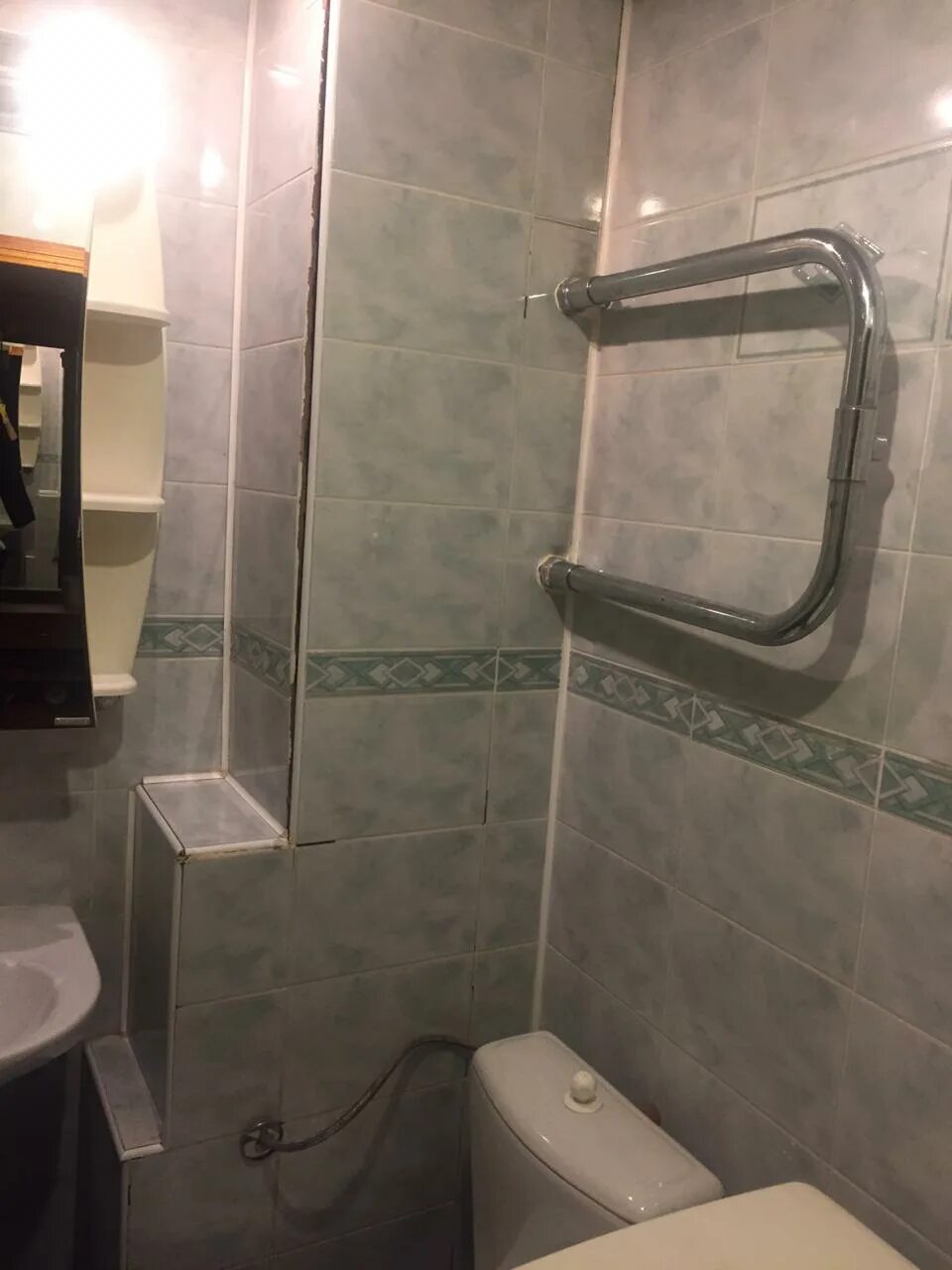 короб в ванной из пластиковых панелей. короб в ванной из пластиковых панелей. короб в ванной из пластиковых панелей. короб для труб из пластиковых панелей. короб для труб из пластиковых панелей.