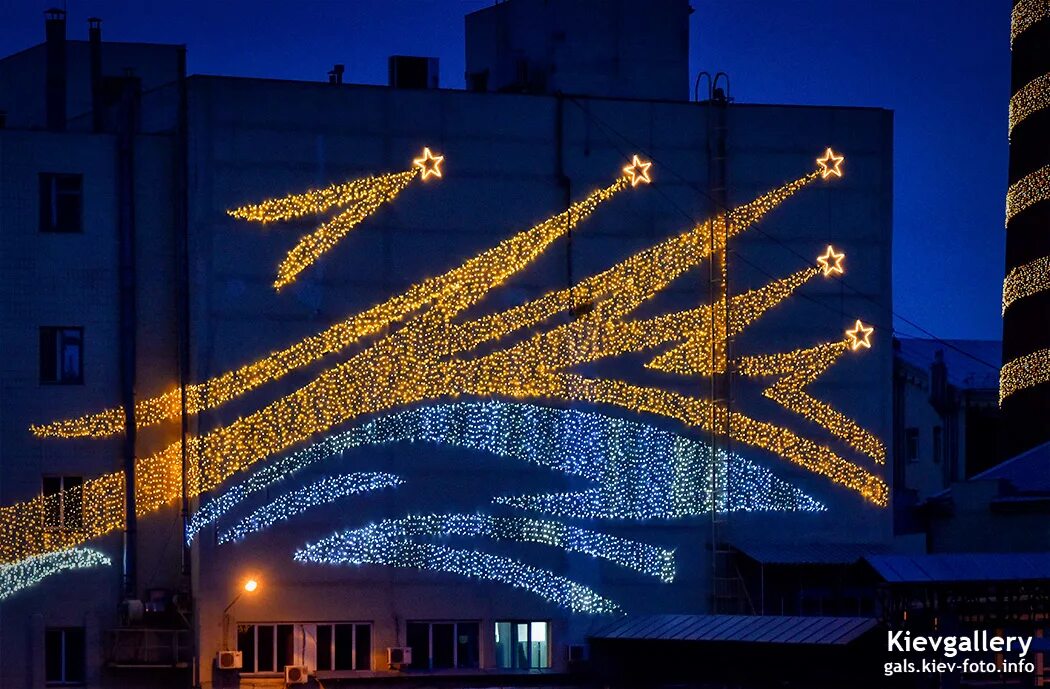 большая новогодняя иллюминация в москве. московская иллюминация. праздничная иллюминация строящийся универмаг. праздничная иллюминация строящийся универмаг. кирова кемерово иллюминация.